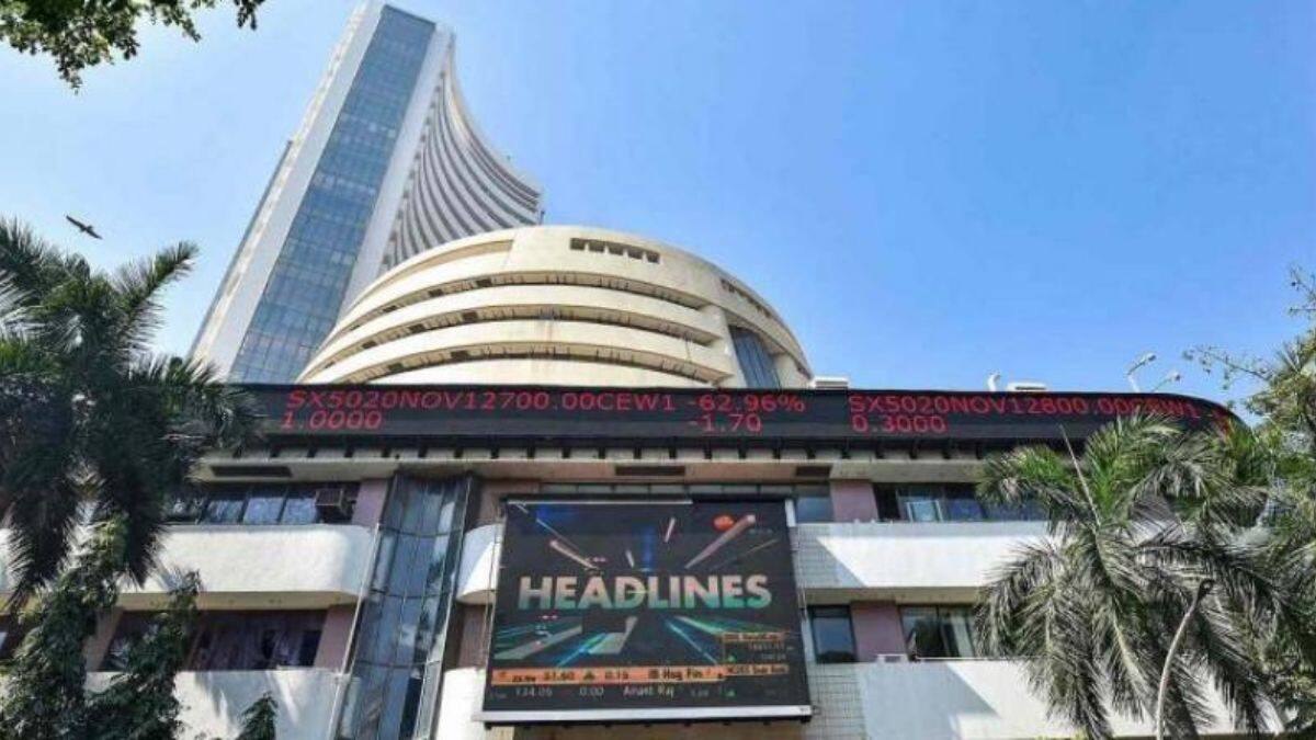 Share Market Highlights: Nifty ends in red, below 17650, Sensex settles in green, up 200 pts; Bank Nifty gains 150 pts