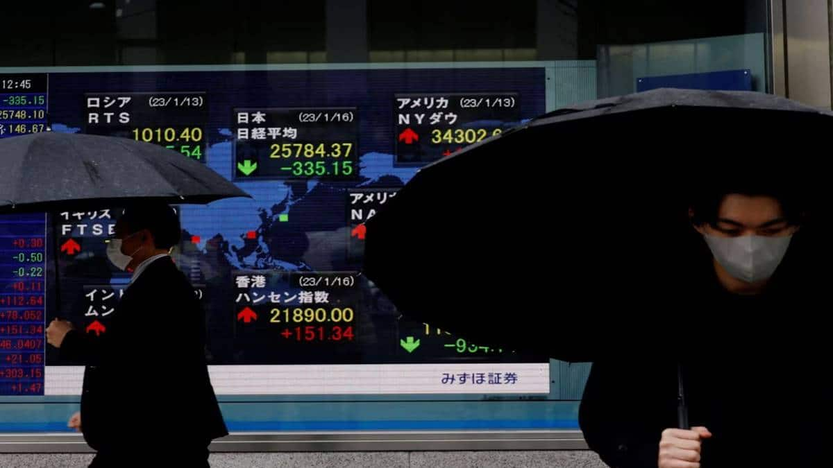 Asian stocks edge up, dollar sags as markets mull Fed risks